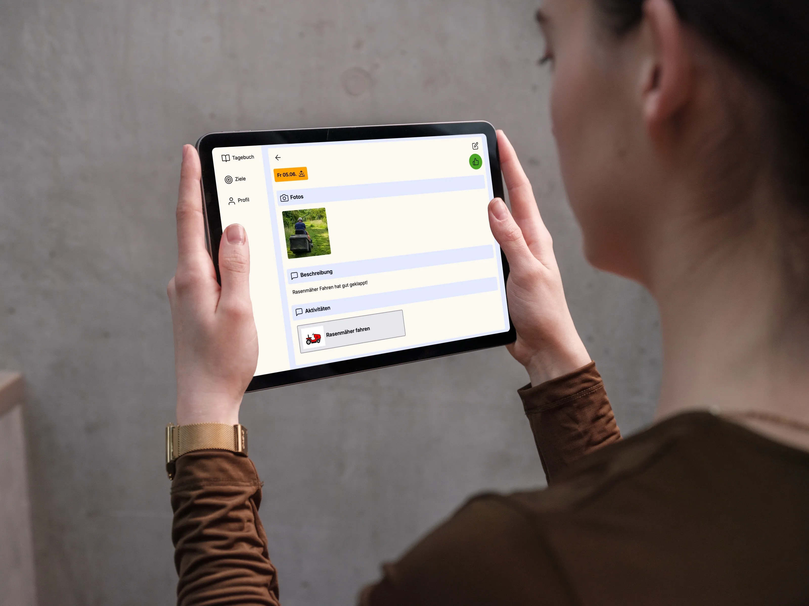 Person nutzt das Independo Tagebuch auf einem Tablet