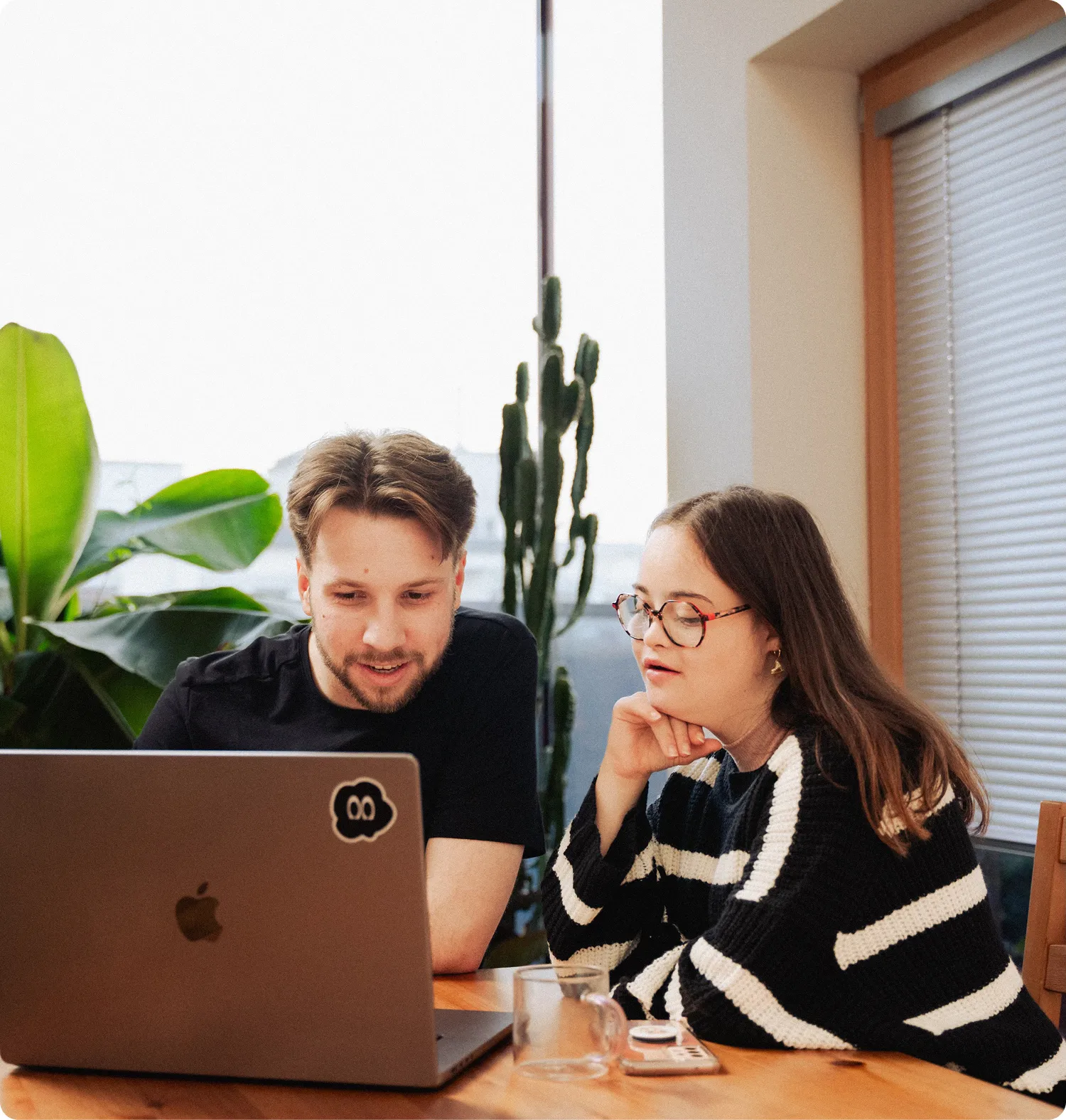 Personen testen eine barrierearme App-Oberfläche bei einer Co-Design-Session von Independo.