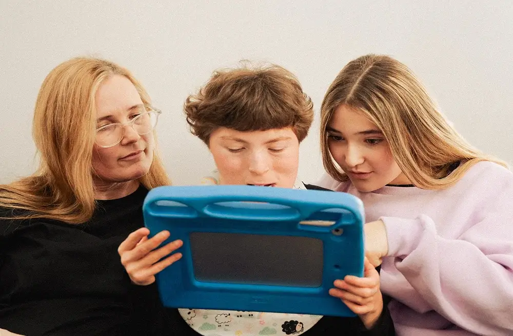 Nutzerin und Betreuungsperson schauen gemeinsam die Einträge im Independo Tagebuch an